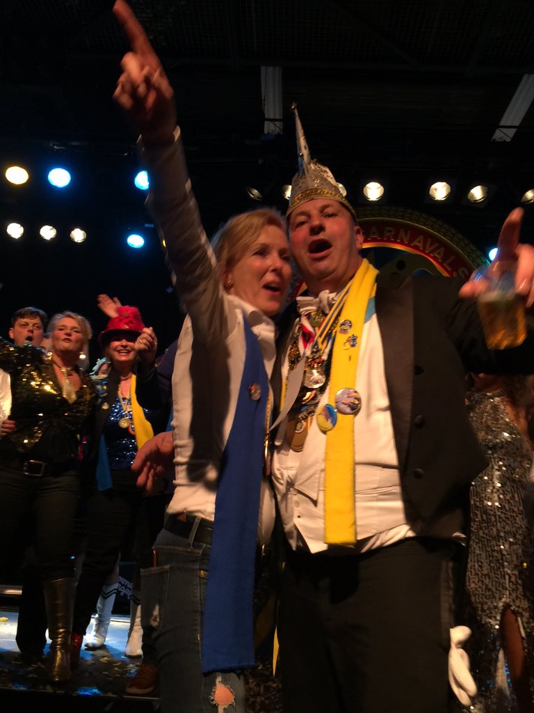 CarnavalinOss's tweet photo. Sla je armen om de liefste! @Guusmeeuwis #ameezing2016 #carnavalinoss https://t.co/czfU4dQxNq