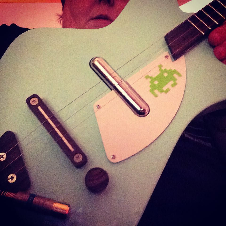 jvgazouille's tweet image. La #loog #guitar 3 strings. Very Nice instrument. #guitare #3cordes ift.tt/1Q2jb30