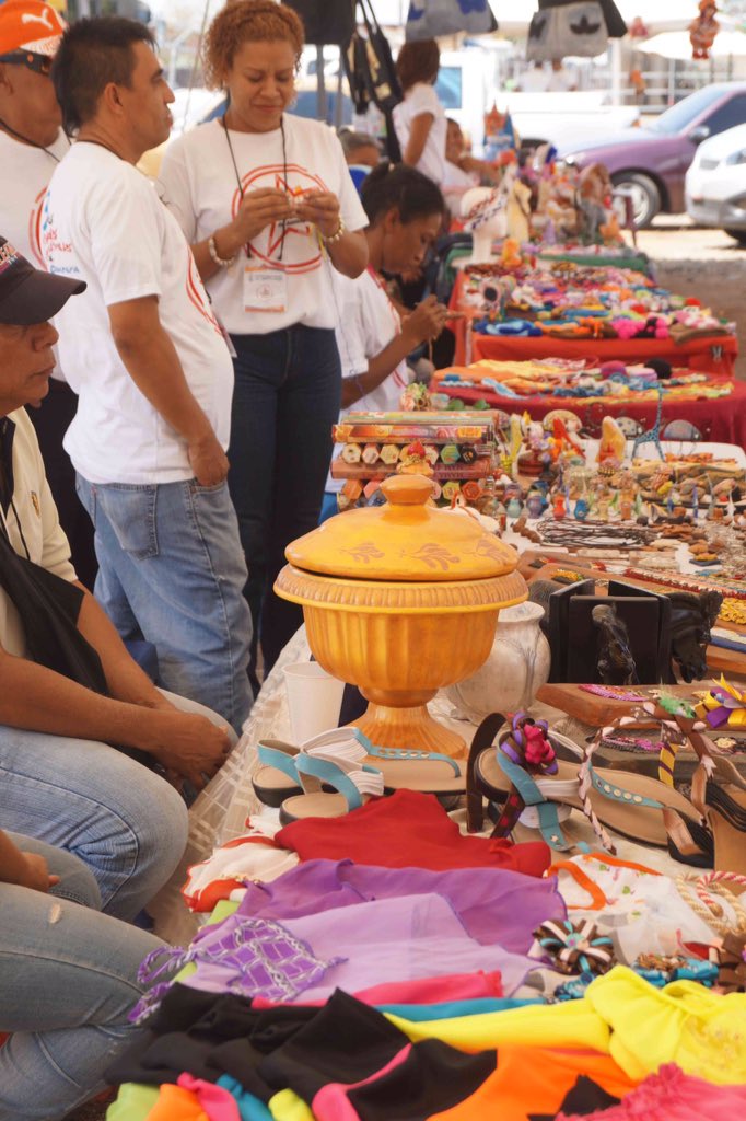 Bazar socioproductivo con mas de 50 emprendedores en @Marino_potencia seguimos apoyado la producción Municipal
