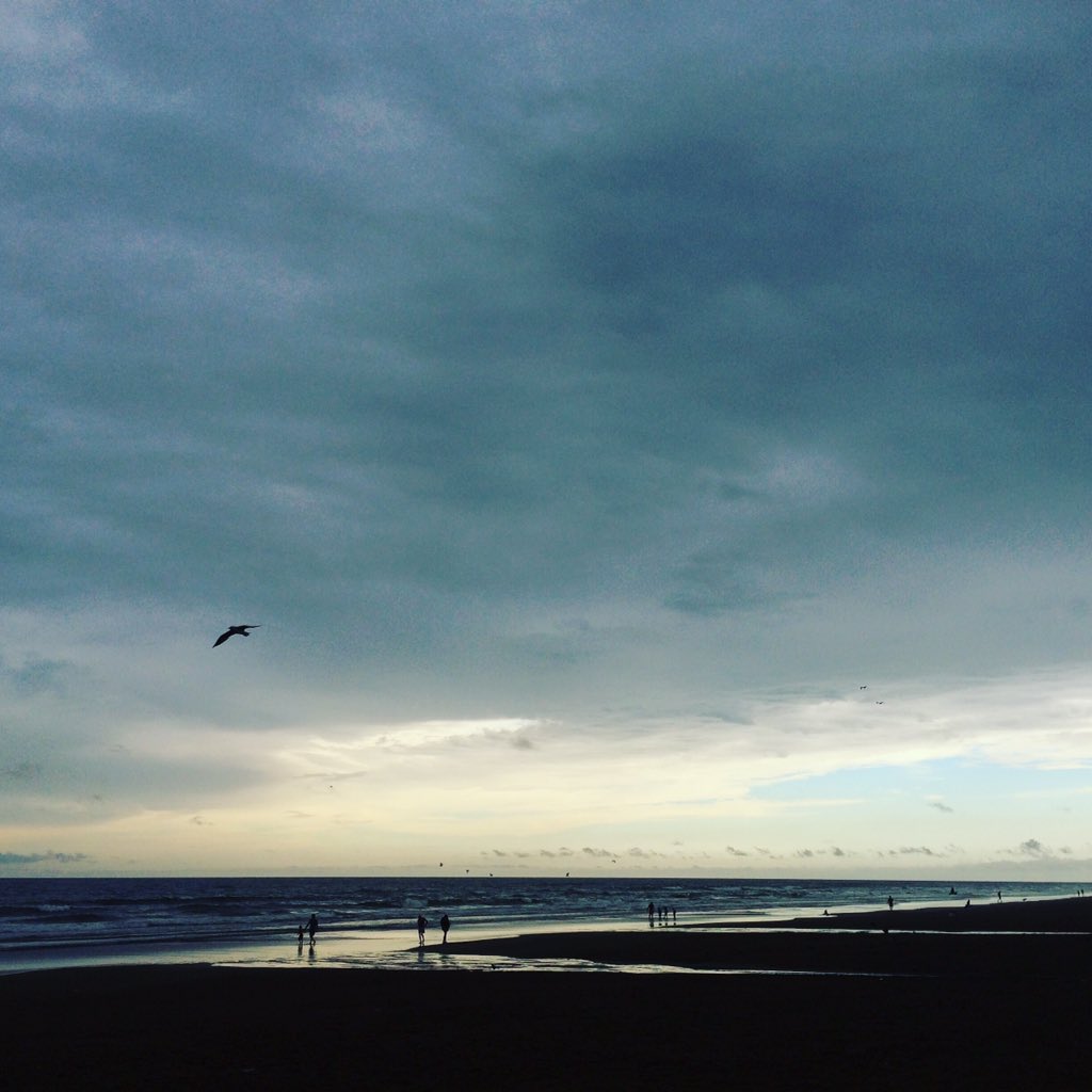 theyogiway's tweet photo. Gracias Universo 🙏 #nofilter #sunset #thankyou #beach #argentina https://t.co/HaYQg5MEZ3