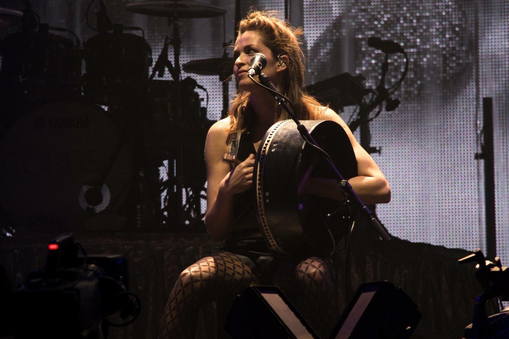 FanatiCorrs's tweet photo. Multi talented Caroline! Fotos: @maxsummers. #thecorrs 
@CCorr_Official https://t.co/9lZgy0RK4P