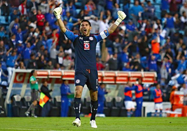 ClaroSports's tweet photo. ¡ENORME primer triunfo para #CruzAzul en #Clausura2016! Así fue su victoria con 10 hombres https://t.co/febYjzsu2J https://t.co/U8Bq26v5m2