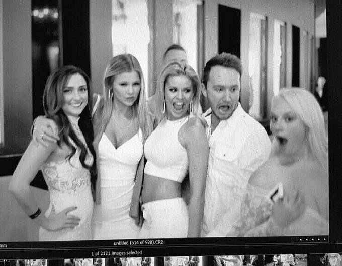 That moment when someone you don't know photo bombs your pic and whips a tit out ??? @ScarletRedXXX @VanWyldexxx<a href="/tag/wcw"class="tags"><span>#wcw</span></a><a href="/tag/thelma"class="tags"><span>#thelma</span></a>