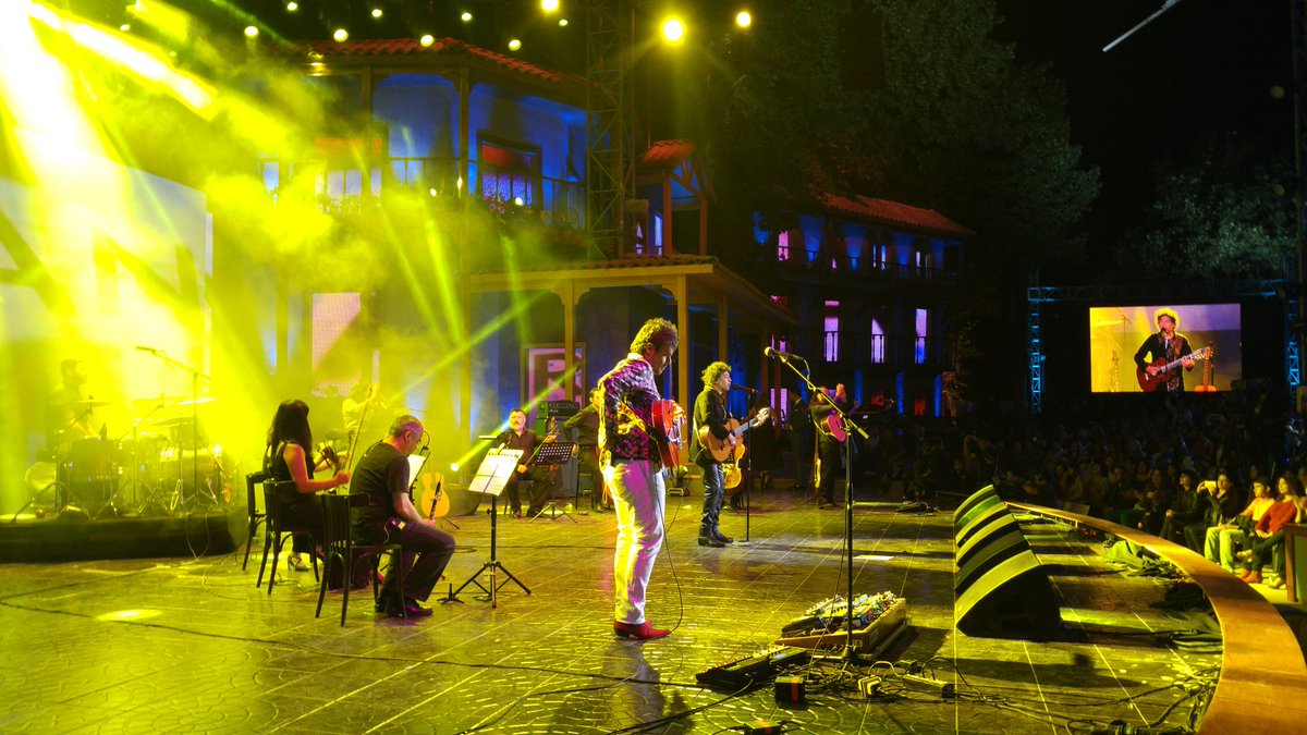 manugarpez's tweet photo. Empezó el concierto con "La gran capital".  #OlmuéDeFiesta #VotoManuel https://t.co/ePGmyZLPfw