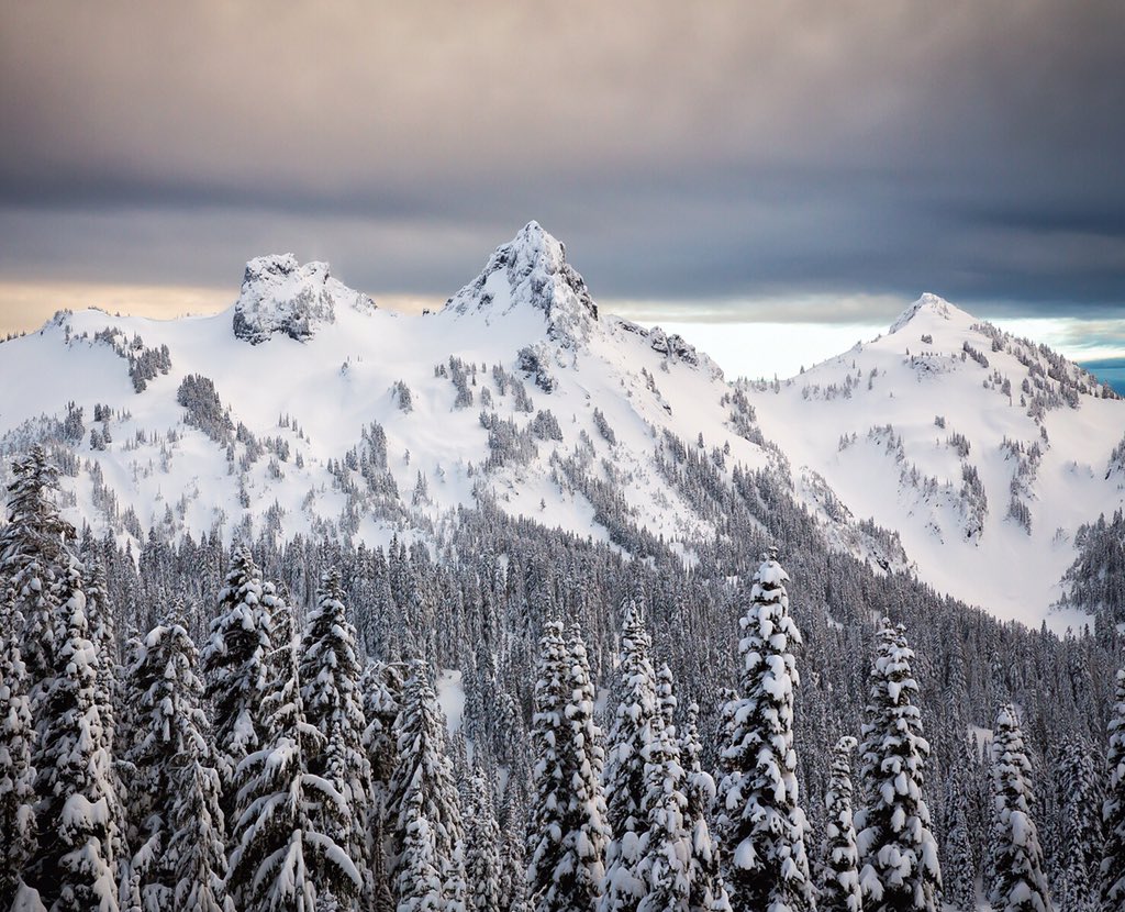 scott_kranz's tweet photo. Ominous clouds hover above the central peaks of the Tatoosh Range, Mount Rainier NP. @blackdiamond #liveclimbrepeat https://t.co/yvEyJ024Ec