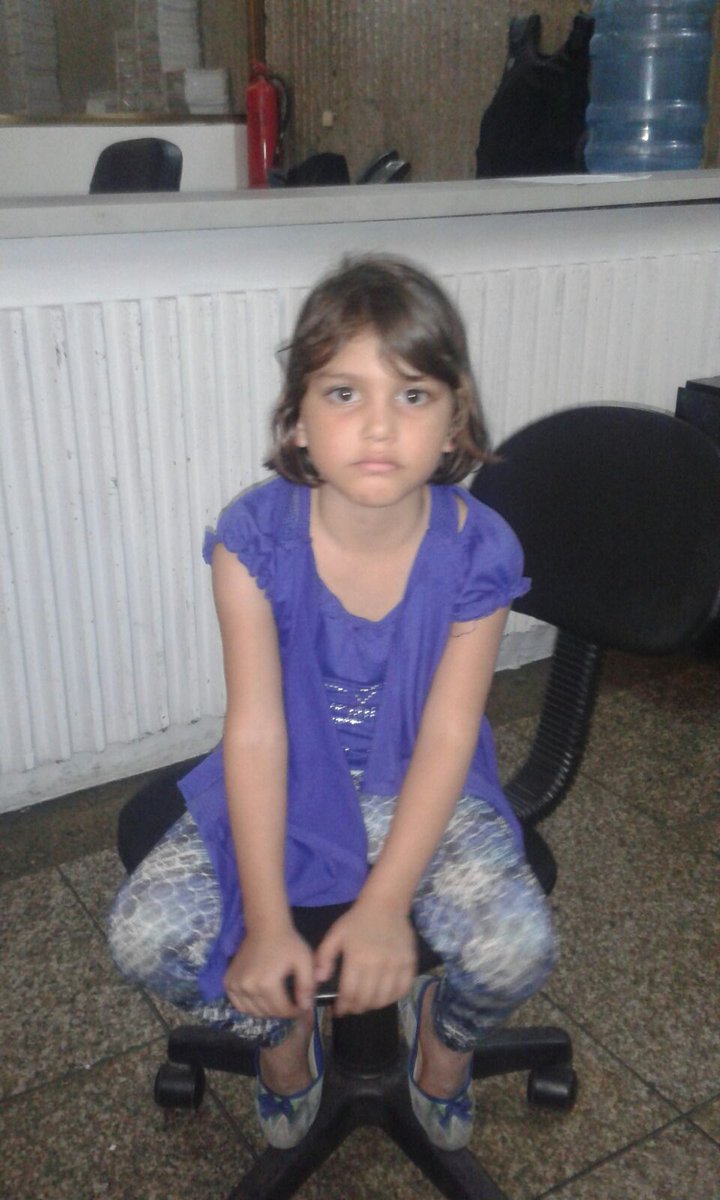 JohanQuiroga1's tweet photo. Buenas noches. Esta niña se encuentra en el CICPC de la Urdaneta. Extraviada, no encuentra a sus padres. @Juliococo https://t.co/cstVkEvvfB