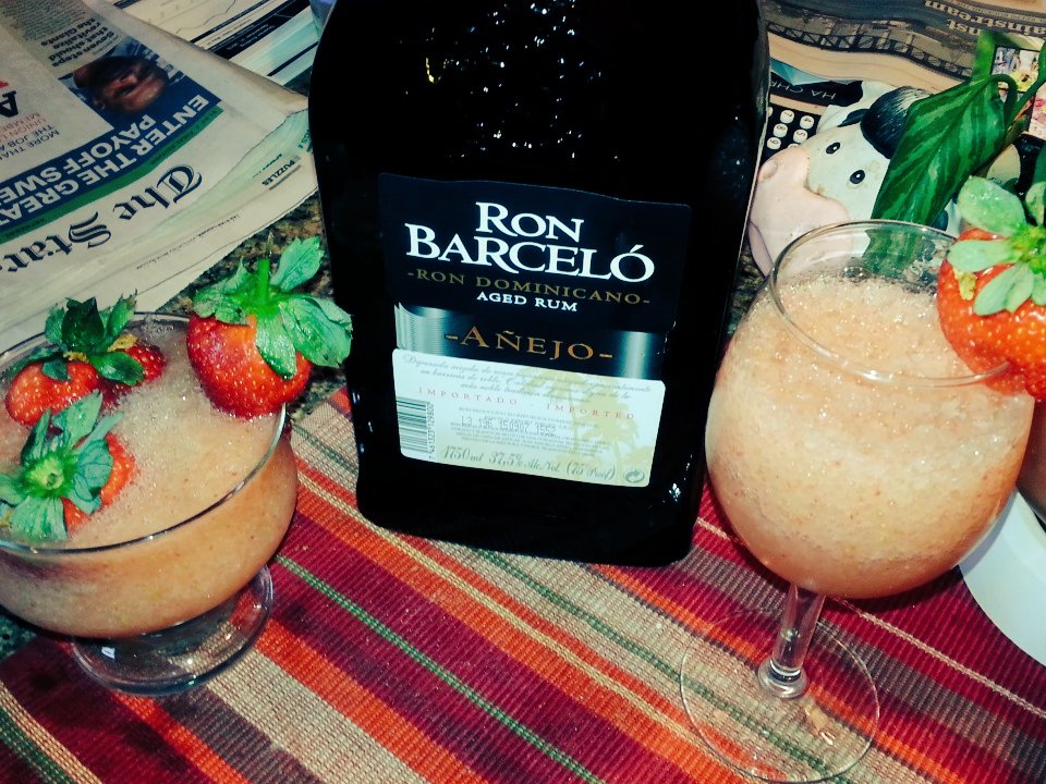 art_artlee's tweet photo. #NJ Sat.#APERITIF #strawberrydaqueri @RonBarceloRD #rum #lemonjuice #sugar #boozeart #liquorart @driscollsberry https://t.co/KoczAFvpUJ
