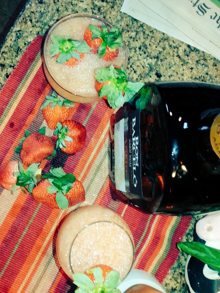 art_artlee's tweet photo. #NJ Sat.#APERITIF #strawberrydaqueri @RonBarceloRD #rum #lemonjuice #sugar #boozeart #liquorart @driscollsberry https://t.co/KoczAFvpUJ