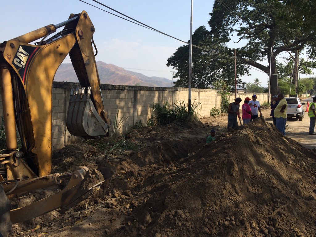 Avanzan los trabajos de reparación de colector de aguas servidas en la comunidad de la Guzmán gracias a <a href="/TareckPSUV/">Tareck El Aissami</a>