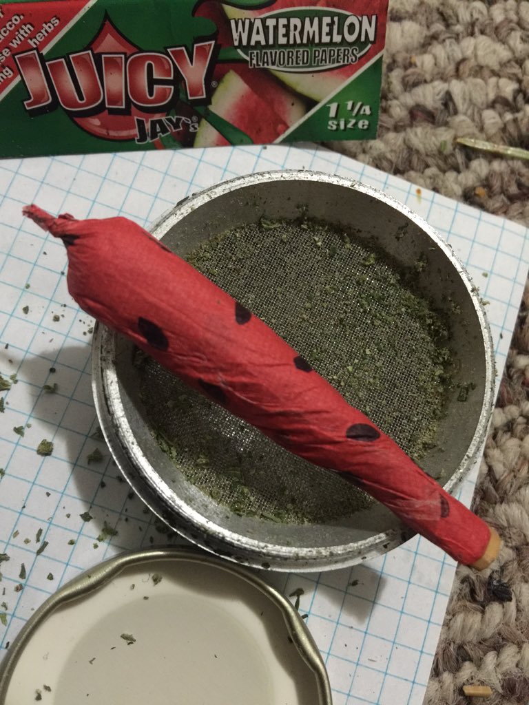 stoned_real's tweet image. Yes, This joint is as #INSANELY fat as it looks. #TwoPapers. #weed.