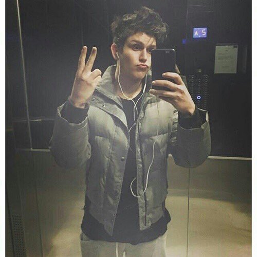 screamau_parody's tweet photo. Ya llego su zorra #CQPARODYPARTY https://t.co/2bWSktHnMD