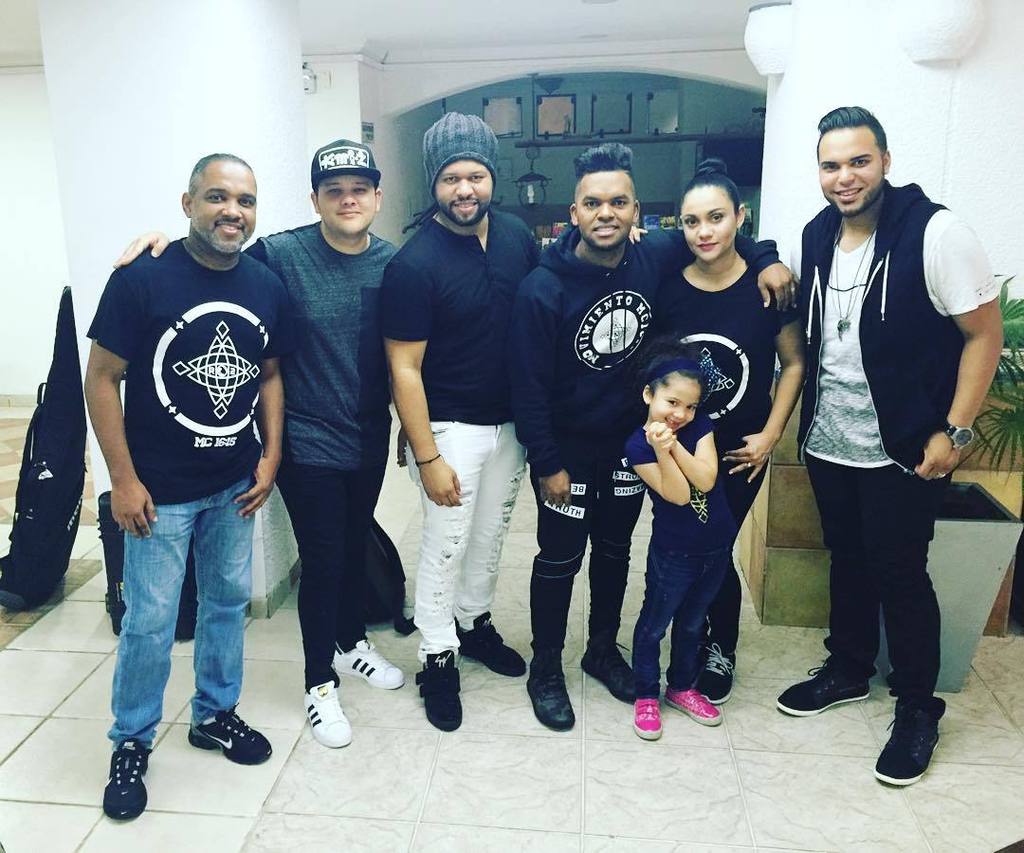 RealRedimi2's tweet photo. Con la Banda y fam. Antes de subir Hoy en #santacruzdelasierra #bolivia #mc1615 #generacionapasionada @antonio_musi… https://t.co/XlbqeZS1Jd