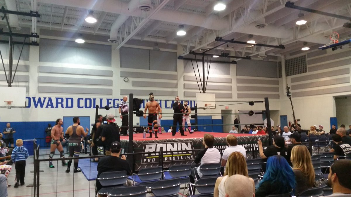 _orlandoorrego's tweet photo. It's main event time and it's #sixmantagteam match. #Ronin9 #indywrestling https://t.co/24q9urmV0H