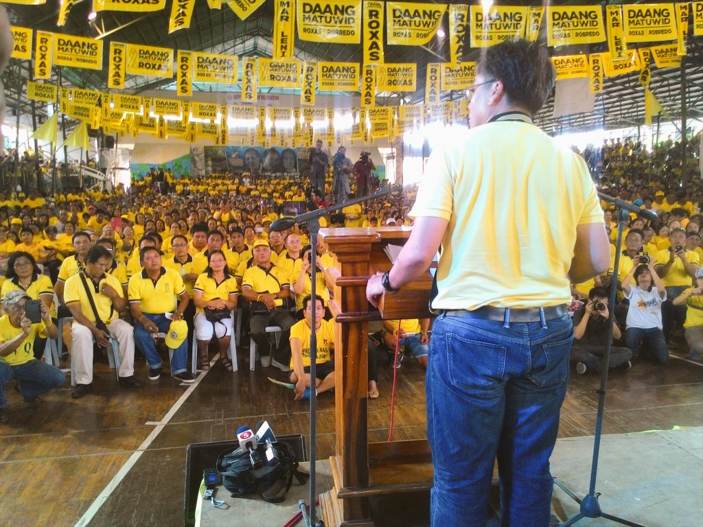roxasrobredo's tweet photo. Kasing init ng kulay dilaw ang naging pagtanggap ng mga taga-Siquijor kay @MARoxas ! #RoxasNa https://t.co/irMKXyajP7