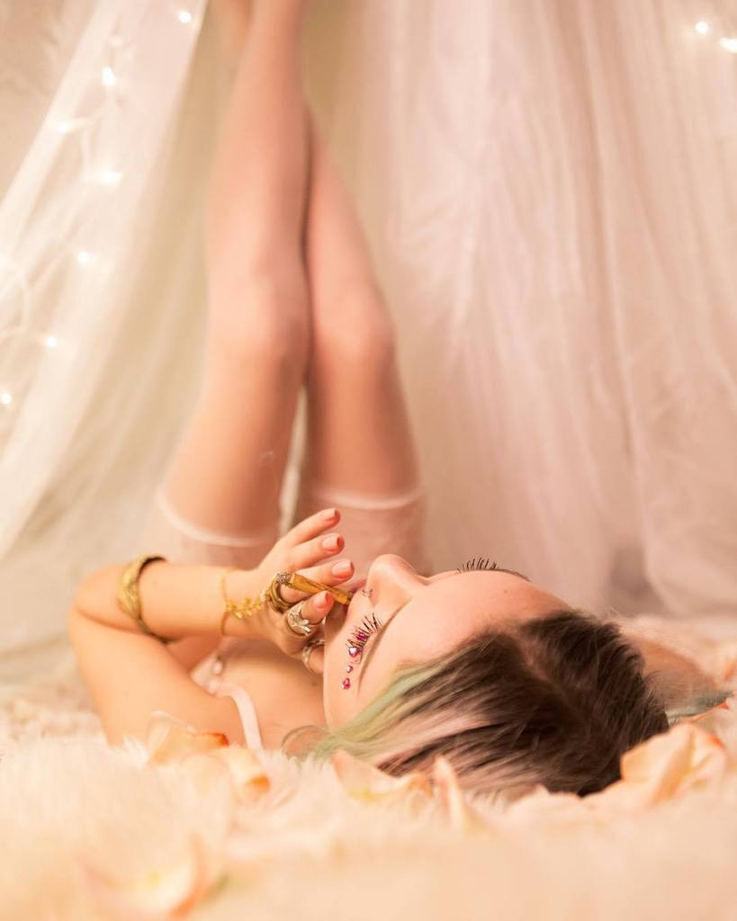 ShinePapers's tweet image. Smoking from the comfort of your own home🏠💕 @bbambz 👄/ @supervillainy 📸/ @shinepapers ✨ #bluntedobjects #bluntbarbi…