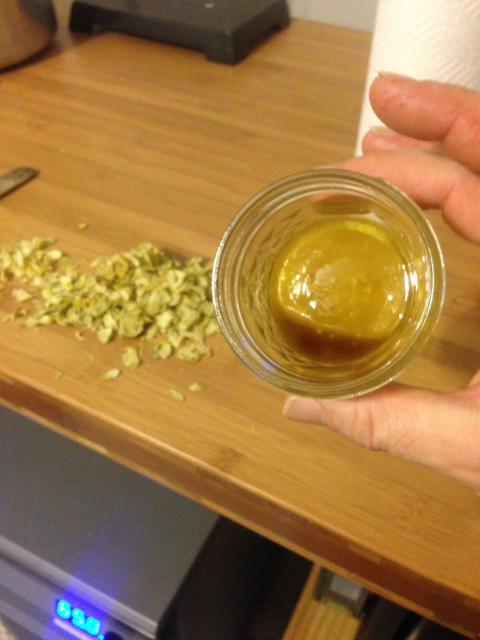 extractzcom's tweet photo. Chopping cones of Citra &amp; CO2 extracting. What an aroma! #deliciouslyfragrant #exractz #homebrew #apekssupercritical https://t.co/Ptci9tOKXh