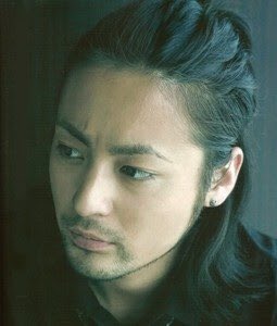 変態諜報員 サミ 低 A Twitter 日本人外人問わずロン毛で髪結ぶのはいいぞ 広めたい 失敗例もあるけど T Co Udh64eghmv