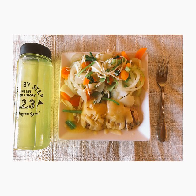 Ke2o64y's tweet photo. @Ke2o64y 
ひる
◎サラダチキンのグリル焼き
◎野菜の蒸しサラダ https://t.co/zDnTvCbIrj
