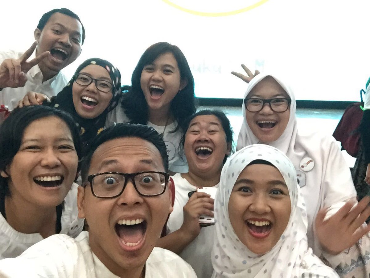 Ruangberbagilmu's tweet photo. Teman-teman #RUBIBawean yang sedang reuni di #5yukuran @Ind_Mengajar cc: @Tunjungdmrjt @nisaardini https://t.co/T7DqT0M17F