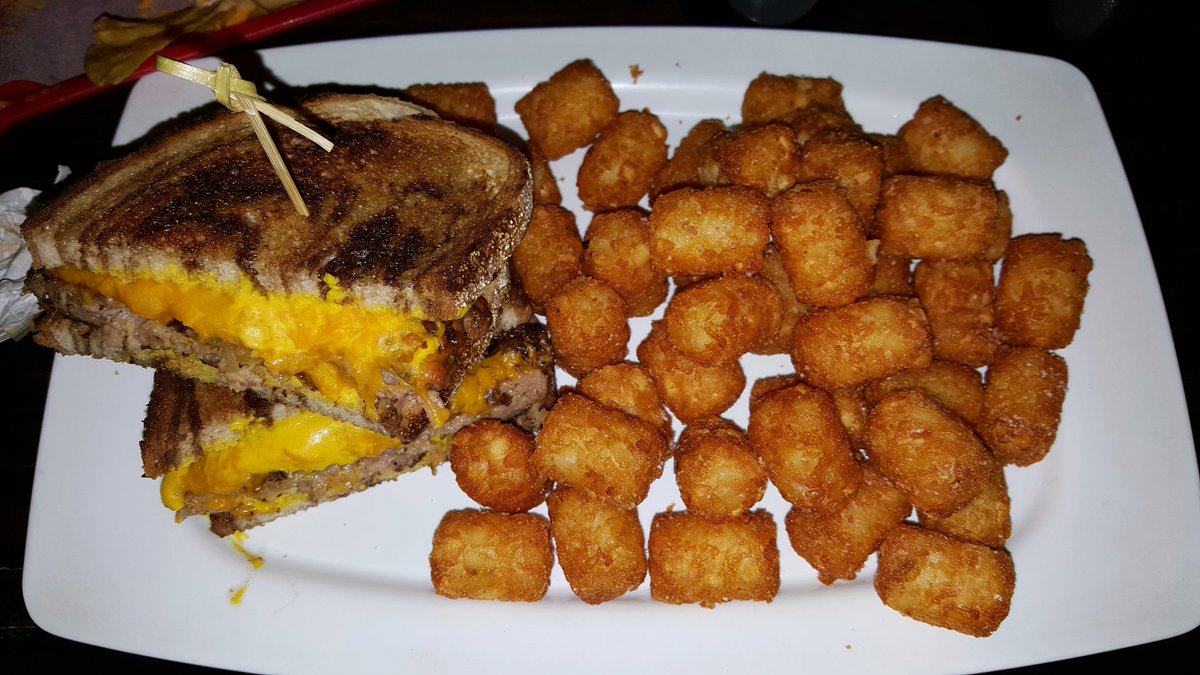 jerrylore's tweet photo. THE PORKY MELT WITH TATOR TOTS IS AMAZING @porkslopebk #Porkslope #foodie #divebar #brooklyneats #Brooklyn https://t.co/UTu8J8rwQe