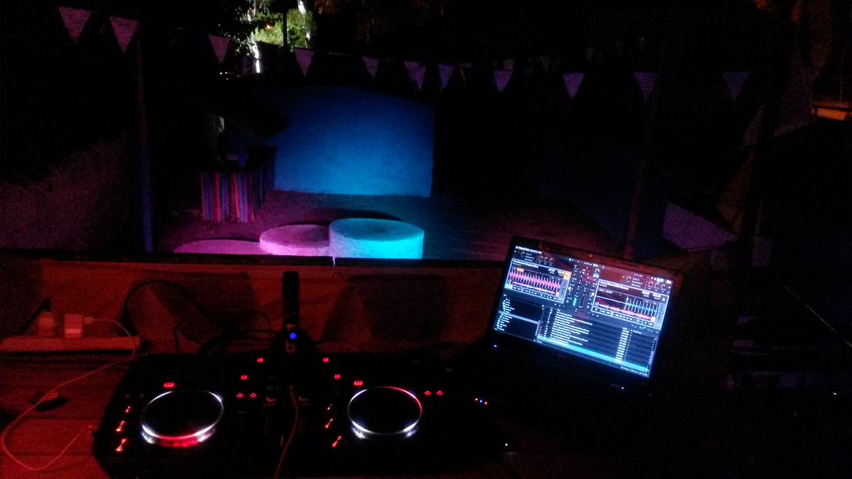 Nicoalvas's tweet photo. Hoy a la #WatherParty la miramos desde arriba !!! Dale #DeepBar ๐
๐ถ #DjNas |Nico Alvas| ๐ถ https://t.co/8cJTyNZ14E