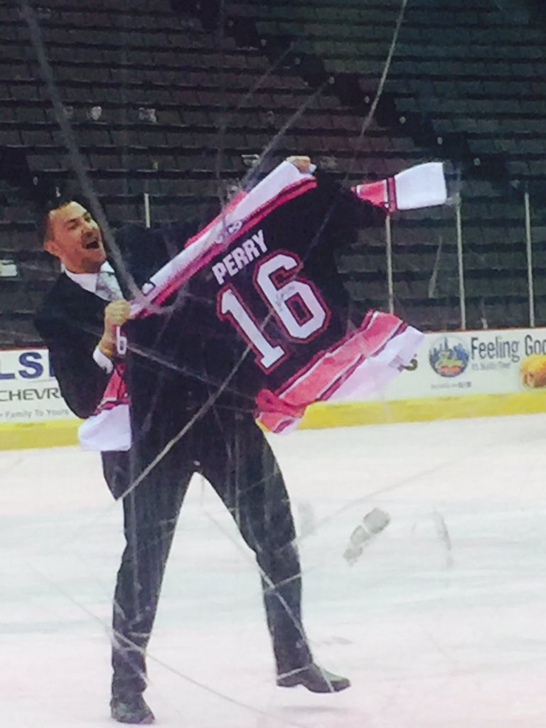 JennaV_'s tweet photo. @Gaperry12 @Ellaay_Marie Very entertaining! 👍🏻#BreastCancerAwareness #cincycyclones #PinkInTheRink https://t.co/pQj9oVvGzV