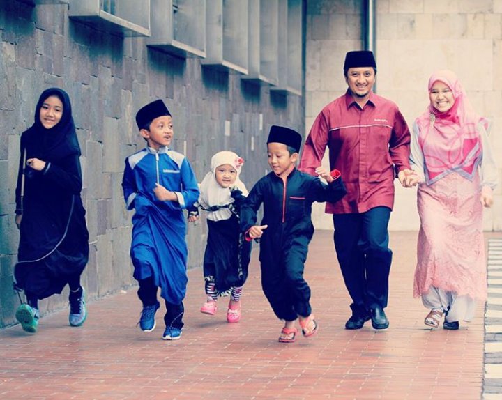 wirdamansur_'s tweet photo. Family @Yusuf_Mansur  without @Wirda_Mansur https://t.co/flYaHzqUCK