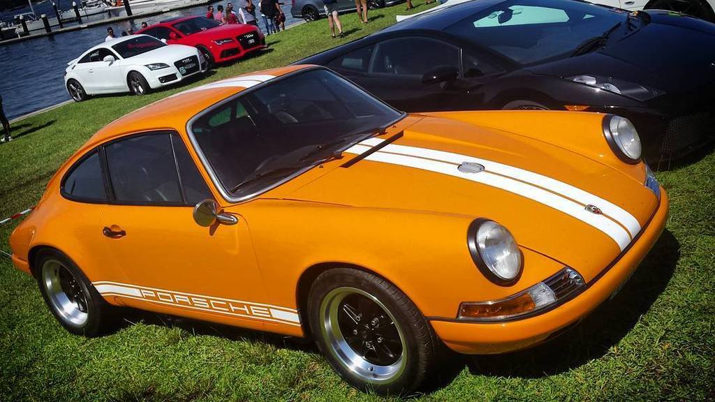 OnlyCarrera's tweet image. #awesome #backdate #porsche #911 #longnose #signalorange #racingstripes #porschescript #sidescript #porsche911 #cla…