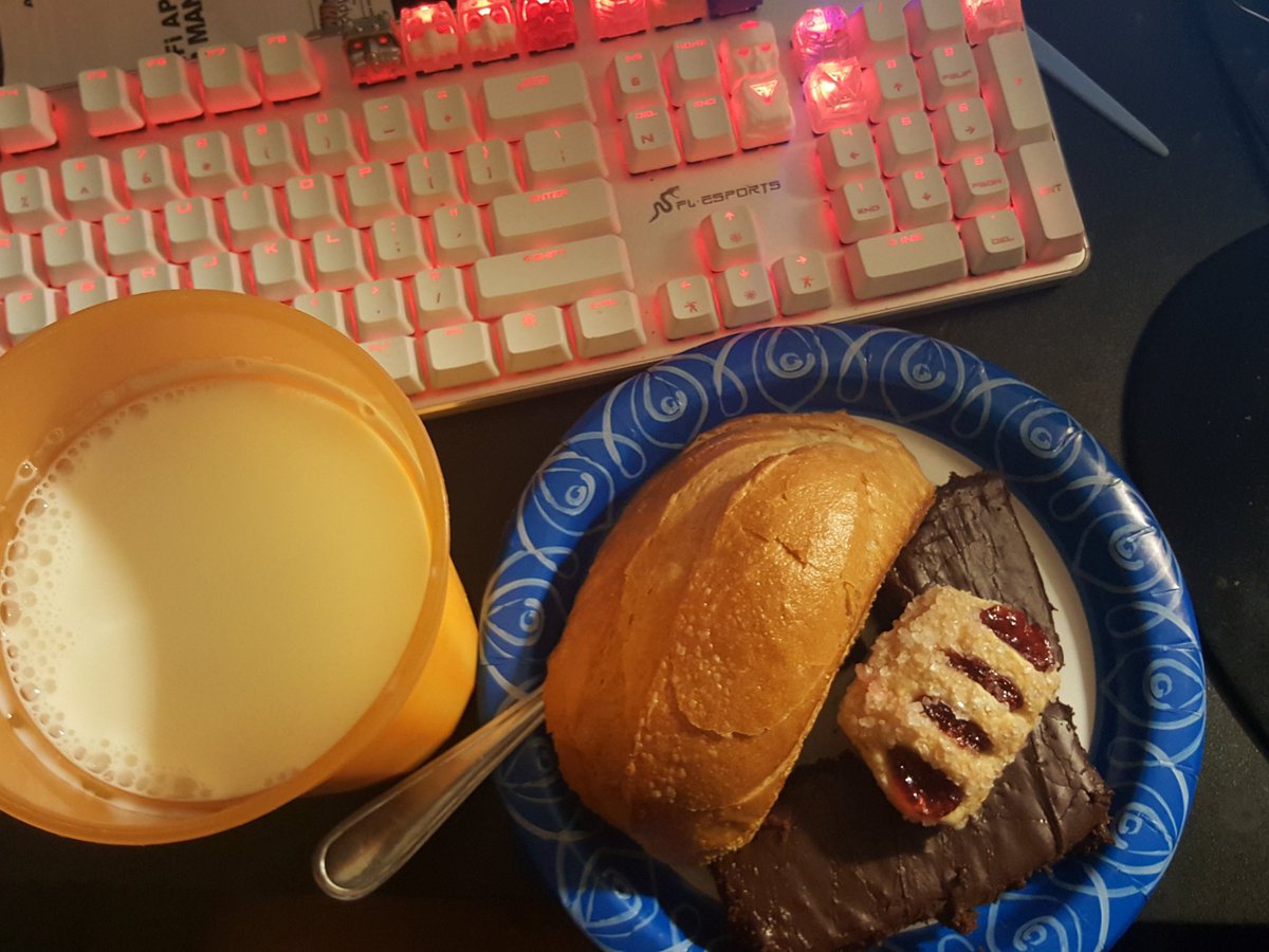 YaHeardWithPerd's tweet photo. @barryrothbart milk, bread, chocolate cake, and a jammy fucker. 8 year old on death row meal at midnight https://t.co/cwMlXz6BSS