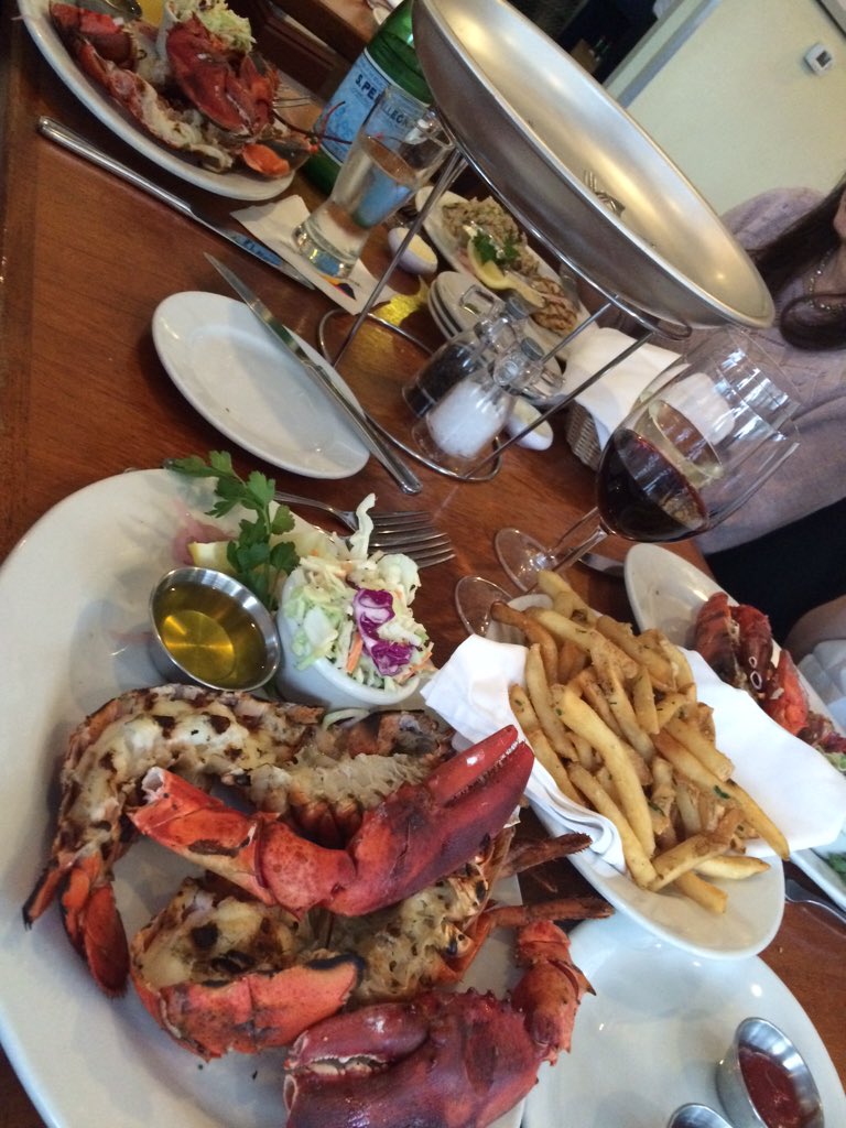 kenkoven's tweet photo. Late New Year's celebration $20.16 lobsters with friends. https://t.co/v7pjII5hs0