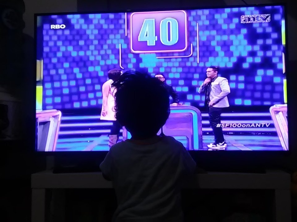 andrieoppa's tweet photo. Minggu sore ujan2 asiknya sekeluarga nonton family100 :D  #SF100onANTV https://t.co/CvYoM8eFSa