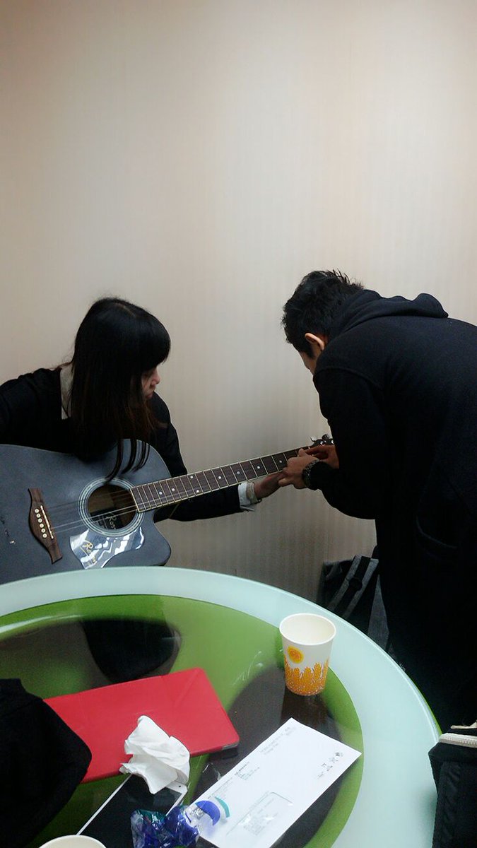 Firlysalsa's tweet photo. Have learn how to play guitar, isn't easy like we seeing a someone playing 😊😉 https://t.co/mC2PcWun5q
