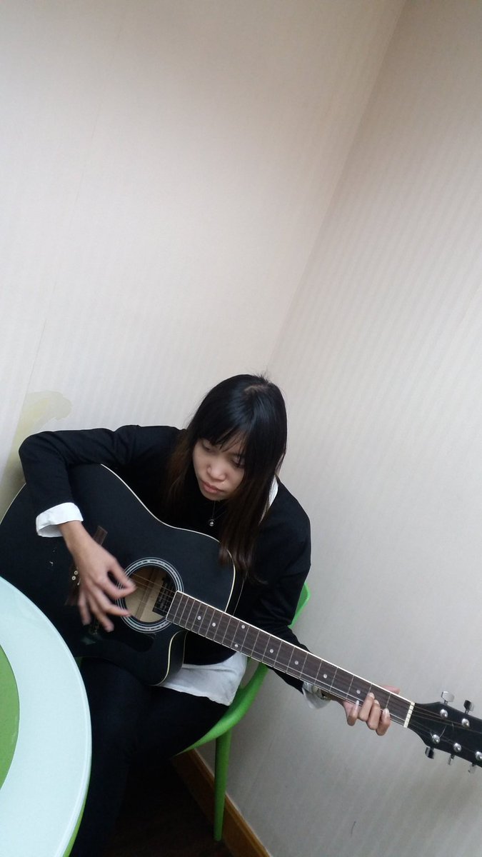 Firlysalsa's tweet photo. Have learn how to play guitar, isn't easy like we seeing a someone playing 😊😉 https://t.co/mC2PcWun5q