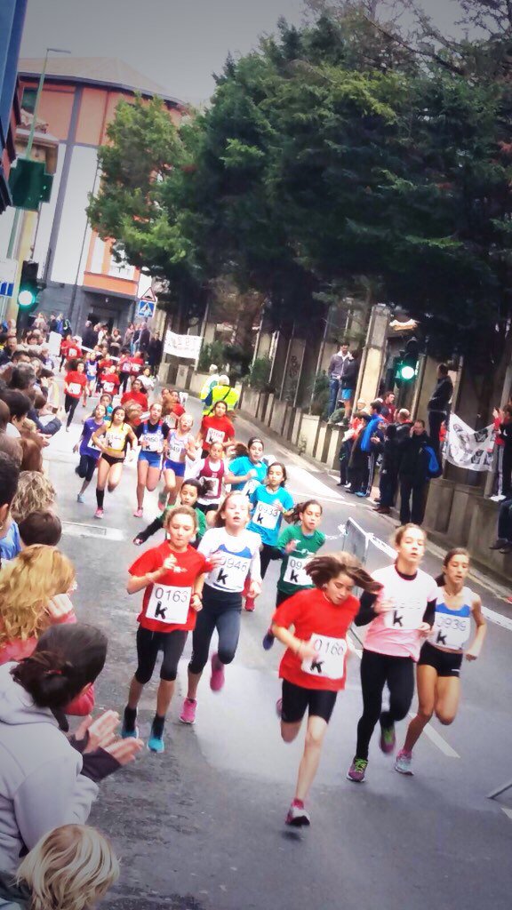 GetxoKirolak's tweet photo. 1.050 korrikalari eta jende asko animatzen Algortako XXX. Itxartu Taldearen Krosan #Getxokirolak #Getxo #atletismo https://t.co/4O8qGIJX03
