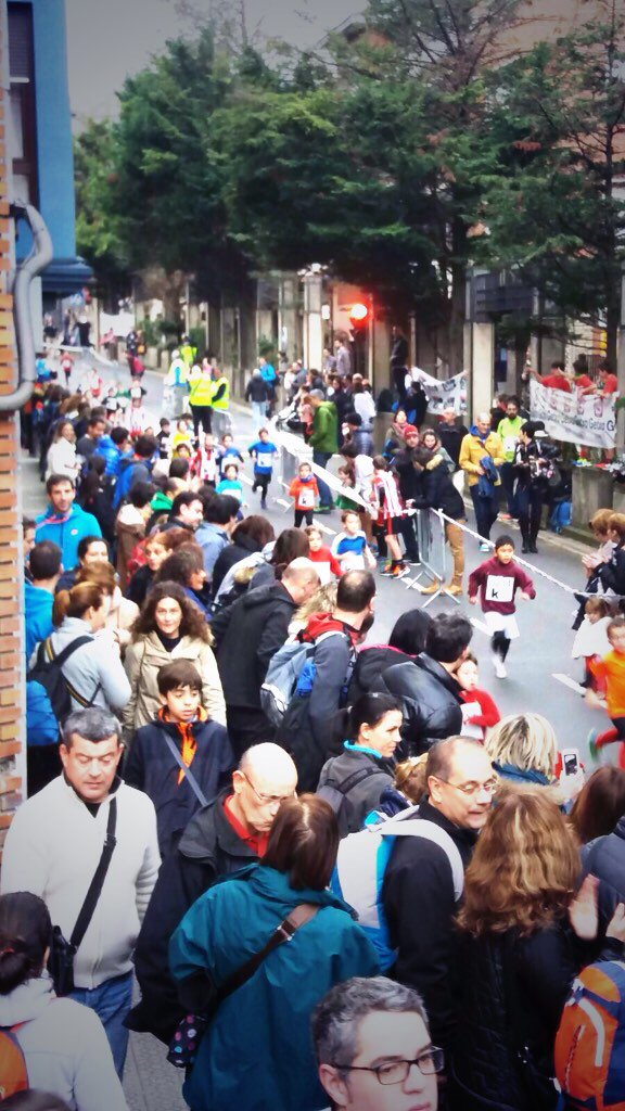 GetxoKirolak's tweet photo. 1.050 korrikalari eta jende asko animatzen Algortako XXX. Itxartu Taldearen Krosan #Getxokirolak #Getxo #atletismo https://t.co/4O8qGIJX03