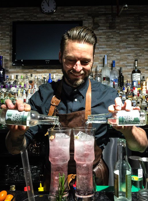 mycustardpie's tweet photo. How to make the perfect gin and tonic https://t.co/zIvJf5zMO1 https://t.co/80MDIIWfMt