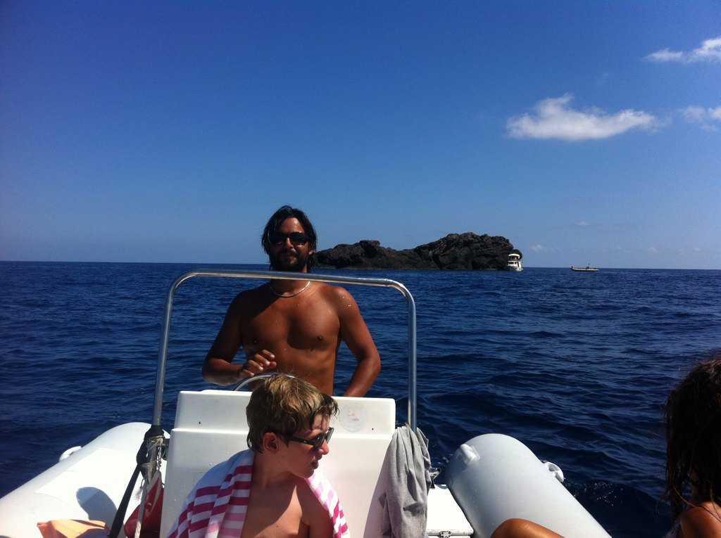 FlamingShoeBlog's tweet photo. Mi mancano quei giorni. Mi manca la mia amata #Ustica #Sicilia #vacanze #mare #estate https://t.co/4ksS5pq6ug