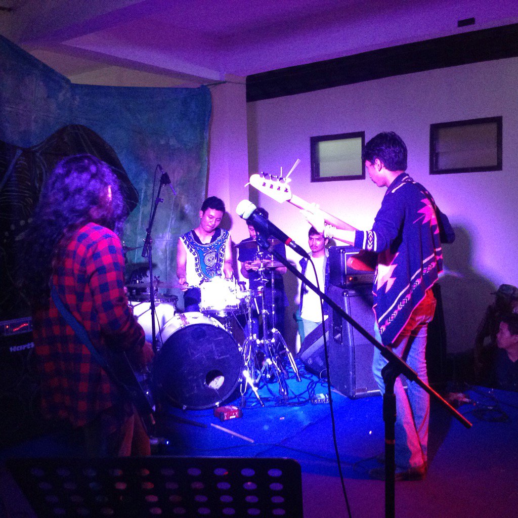 "i Rock n Roll You..."
<a href="/pakuesan/">M. Pakuwojo Lesanto</a> <a href="/krisnacimink/">Bapake KAMA</a> @nugrohoadicus