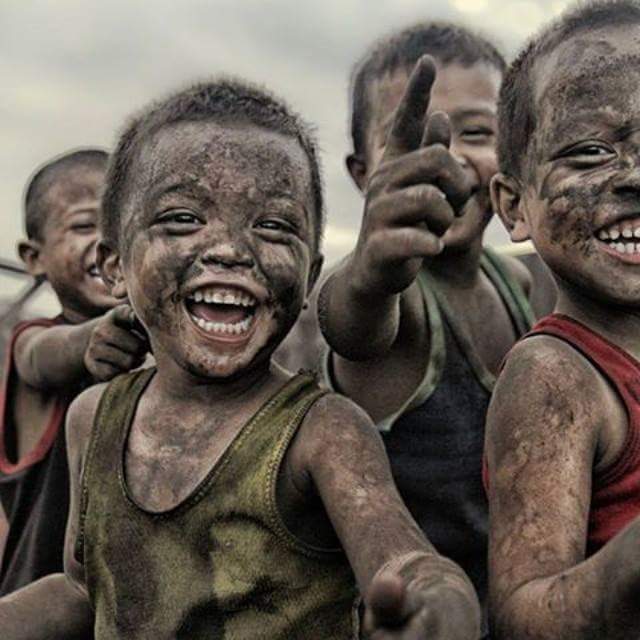 ''Gülmek için mutlu olmayı beklemeyin, belki de mutlu olmadan ölürsünüz.''

-Victor Hugo