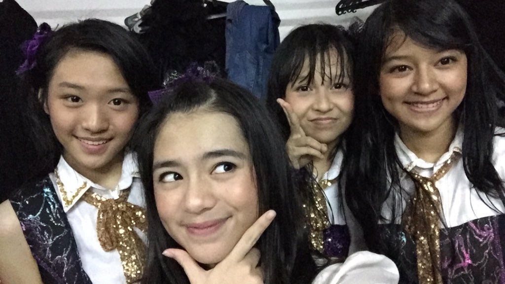 vankaaa_a's tweet photo. makasih buat theater hari inii ladies&amp;kids😛😛
tadi ada adek adek gen 4 yang lucu bangett! https://t.co/PVxDpLTQ6a