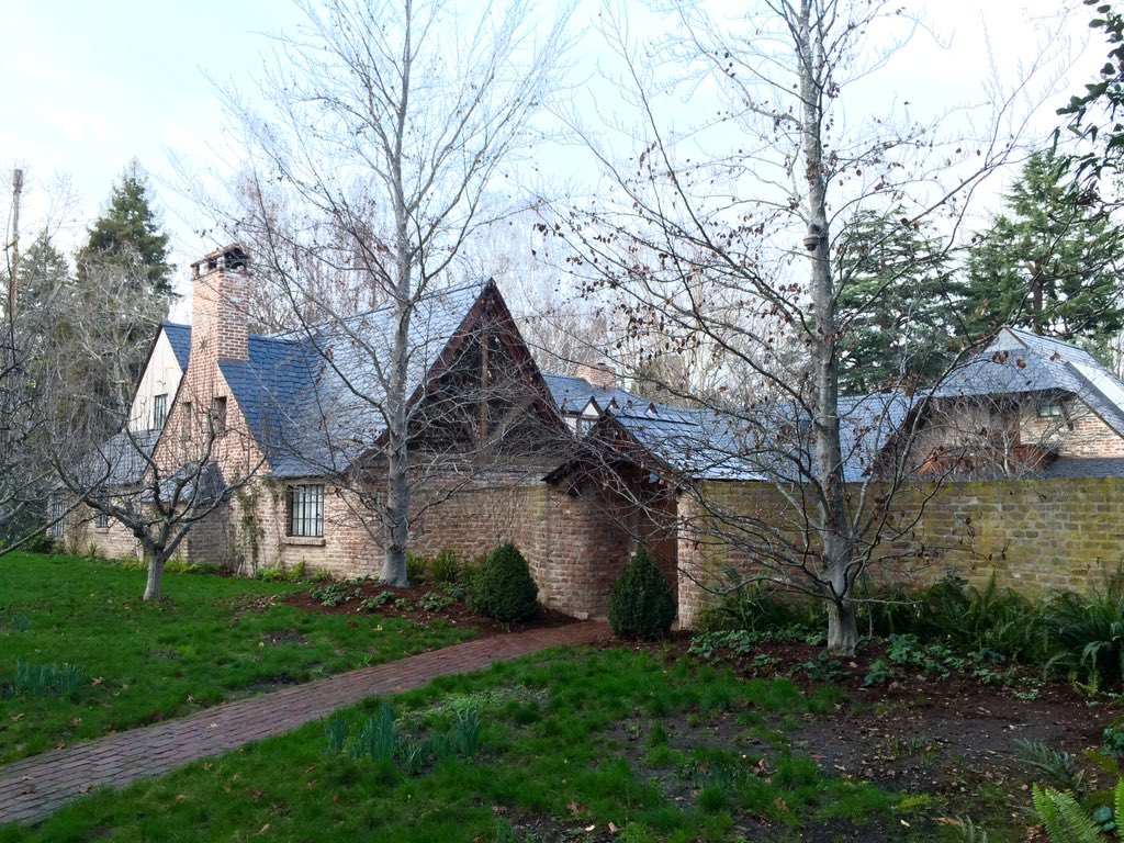 triciapang's tweet image. First movie of the night - #SteveJobs I visited your home and Apple Campus🍏! #singaoreairlines #SQ001