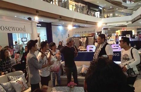 OlgaLovers_ID's tweet photo. @bangbily ikut launching RANS LIVING di BINTARO X-CHANGE MALL 😊 https://t.co/vJXtAuvPIb
