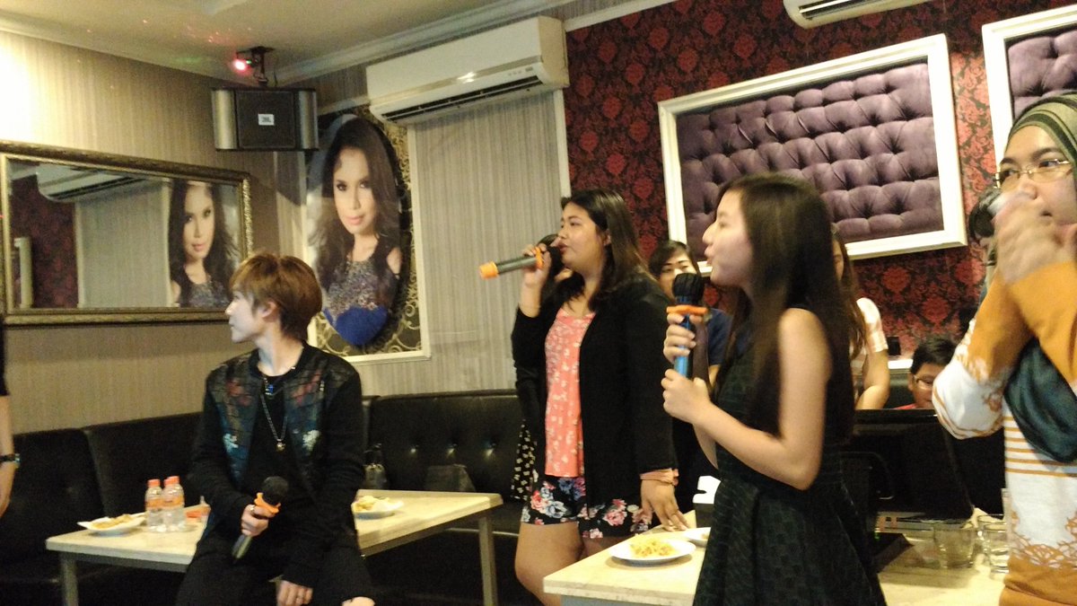 FameCam's tweet photo. 3 Amaxing dengan jawaban tercepat lagi nyanyi bareng kak @XingHermina 🎤🎤🎤 @ai_amaXing https://t.co/upY55B7Nym