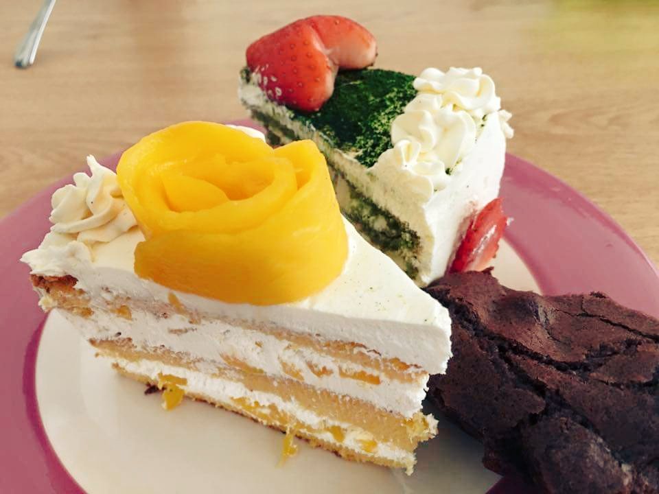 WilfredTam's tweet photo. New cakes from @helensdesserts 
Half mango, half matcha sponge Cake. Literally, half of each.. 2 cakes in 1... https://t.co/U40OqyvXg2