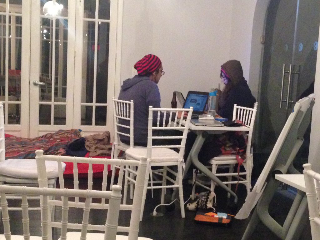 degranda10's tweet photo. Los equipos trabajando aun en sus proyectos #PolyHackMx https://t.co/5oFqz43ZKH