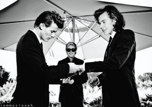 1Dfinoallafine's tweet photo. HAZ:"Sarà per sempre?"
LOU:"Per sempre."

#LarryIsNotReal https://t.co/KDHgc1xYT5