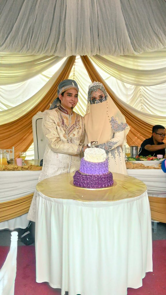 nubazxiii's tweet photo. Barakallahulakuma kak farah afeera and husband! #mitib https://t.co/YsGKdzY0t4