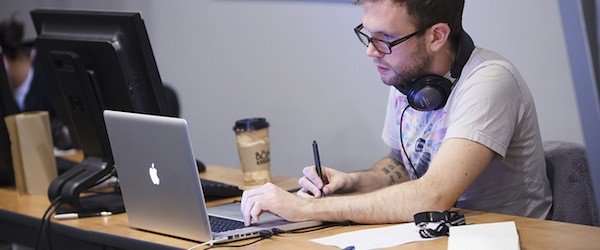 hootsuite's tweet photo. Starting a new job as a social media manager? Write these 5 tips down: https://t.co/a4J1oTwKfS https://t.co/XrqQO2eqwT