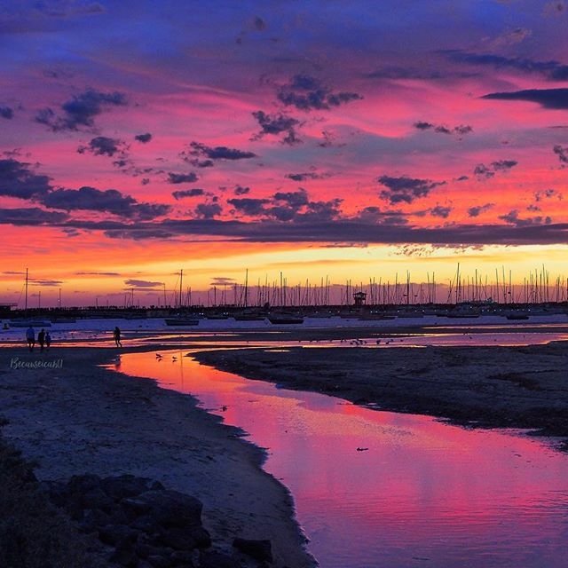 Australia's tweet photo. A striking sunset at St Kilda Harbour in @melbourne (Photo: becauseican01/via IG) https://t.co/ihFBn3CW3s