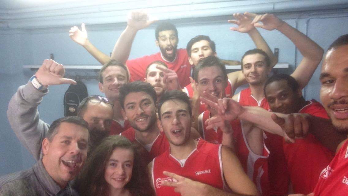 BCCL69's tweet photo. Le selfie de la victoire dans la Loire !!! Gros match les gars !! Bravo !! #objectifRM1 #bccl #villeurbanne https://t.co/4G7b1dnUD7
